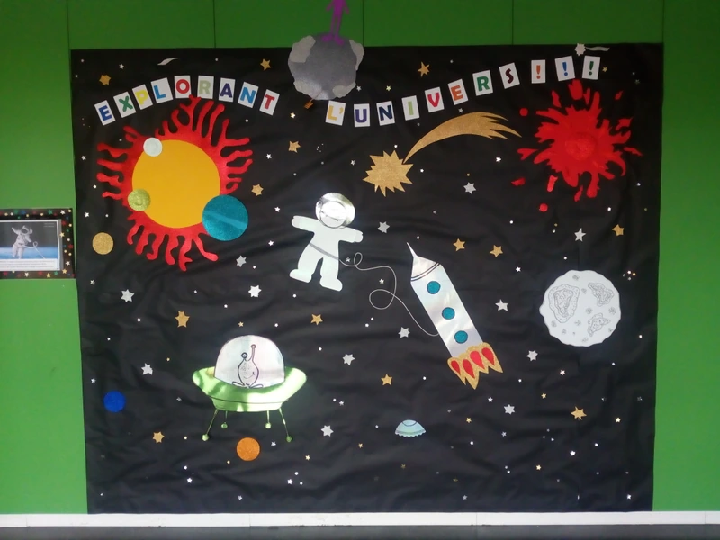 Mural de l’eix transversal dedicat a l’univers, amb planetes, estrelles i un astronauta.
